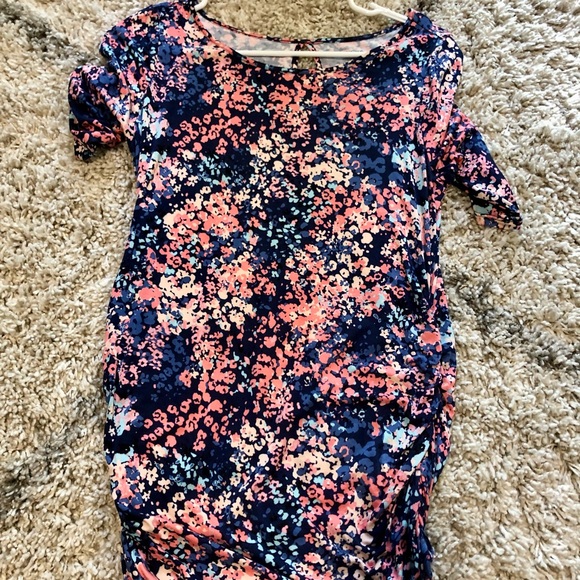 4 Maternity tops, size small - Picture 7 of 10